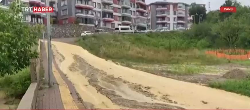 Inundații în mai multe zone din Turcia: străzi și locuințe înghițite de ape, râuri ieșite din matcă
