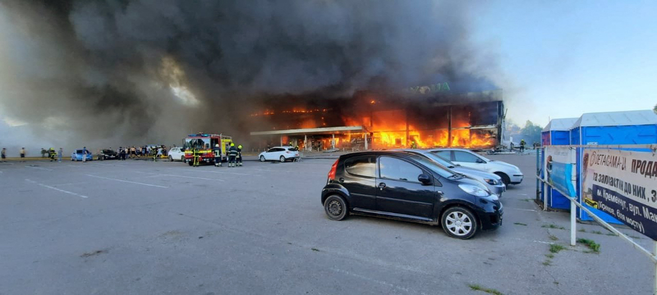 Rușii au atacat cu rachete un centru comercial foarte aglomerat din Ucraina. 13 oameni au fost uciși, iar cel puțin 40 au fost răniți