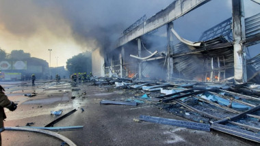 Clădire mistuită de flăcări în Ucraina