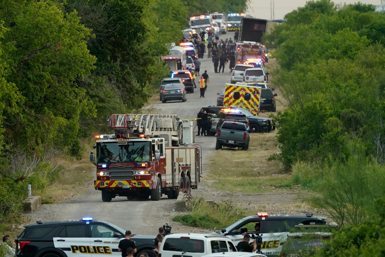 46 de oameni au fost găsiți morți într-un camion, în Texas. Pompier: "O scenă îngrozitoare, nu te aștepți să găsești cadavre stivă"