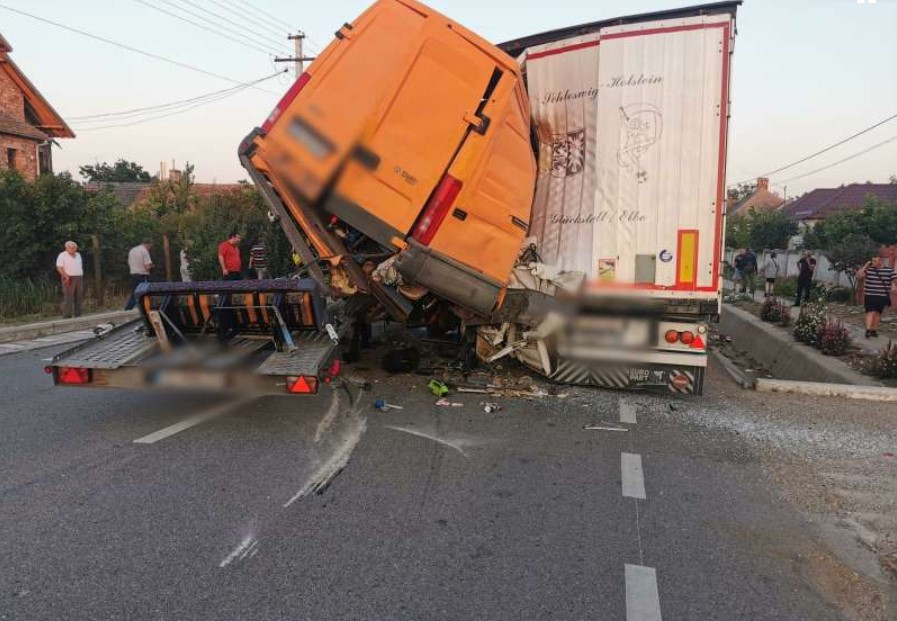 Accident grav în Dolj. Doi oameni au murit și alți patru au fost răniți, după ce o autoutilitară s-a izbit de un camion oprit