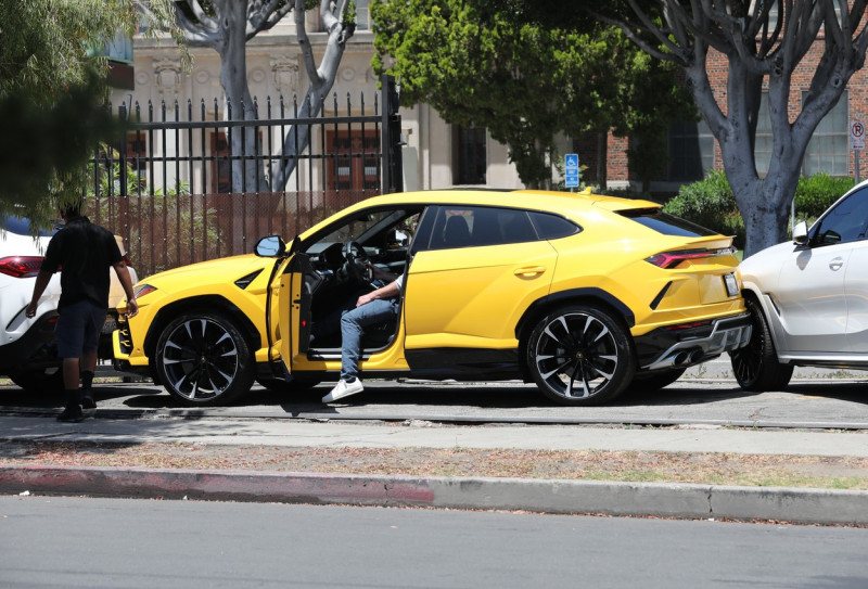 PREMIUM EXCLUSIVE Ben Affleck Negotiates With Dealership After 10-Year-Old Son's Fender Bender