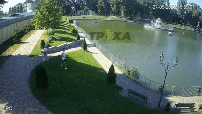 Momentul în care rușii bombardează un mall, surprins de camerele dintr-un parc. Oameni disperați sar în lac sau fug cu copiii în brațe