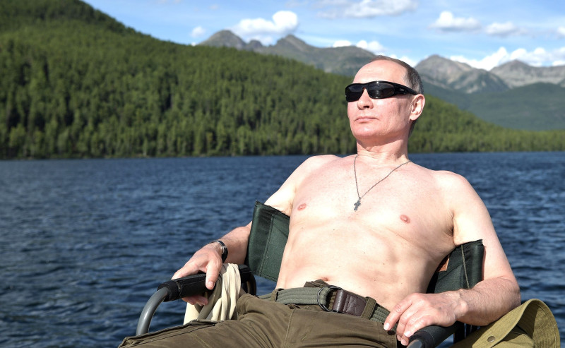 Crioterapie, porci „pitici” și organe imprimate 3D: Culisele misiunii de 26 de miliarde de dolari a lui Putin pentru a trăi veșnic 4 Vladimir Putin în vacanță, după o sesiune de vânătoare și pescuit. Foto: Profimedia Images