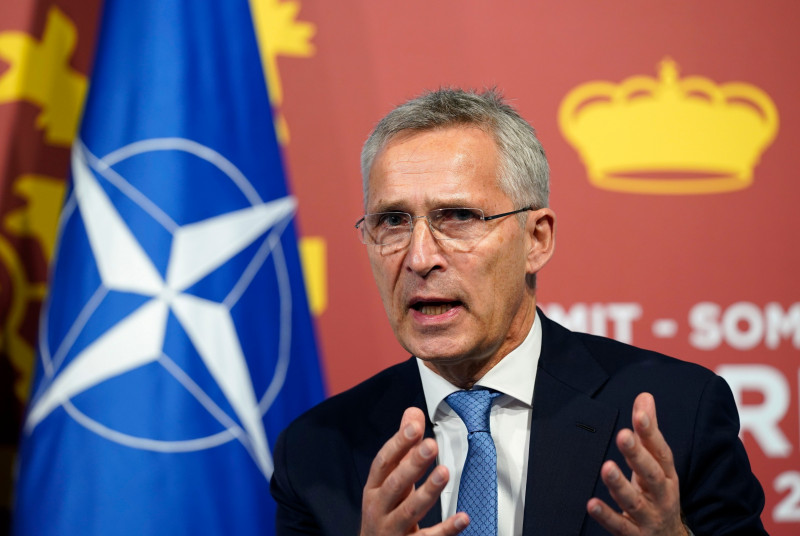 Jens Stoltenberg gesticulează la summit-ul NATO de la Madrid