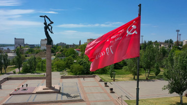 steagul fostului URSS arborat în centrul orașului Herson, Ucraina