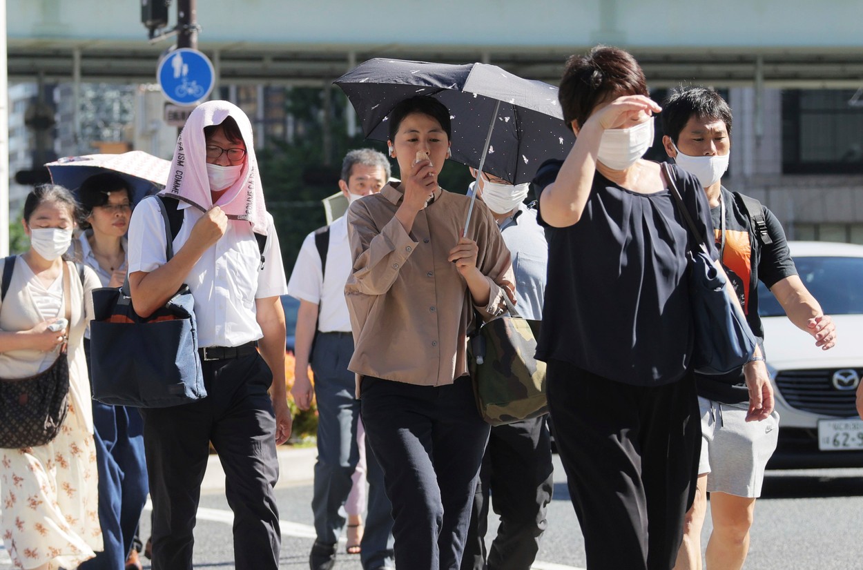 Cea mai caniculară zi din Japonia din ultimii 150 de ani. "Aerul e atât de fierbinte, că instalația anti-incendiu s-a scurtcircuitat"