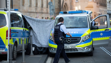 politist și mașina de politie in germania, la locul unei crime