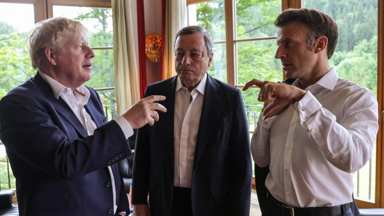 Johnson și Macron gesticulează în timp ce Draghi îl privește pe Johnson