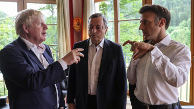 Johnson și Macron gesticulează în timp ce Draghi îl privește pe Johnson