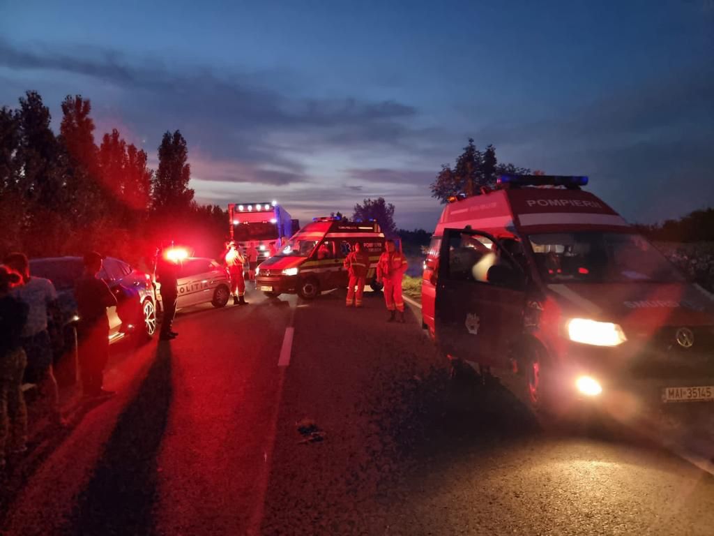 11 răniți într-un accident în care a fost implicat un microbuz, pe DN 1A. Una dintre victime a fost preluată de un elicopter SMURD