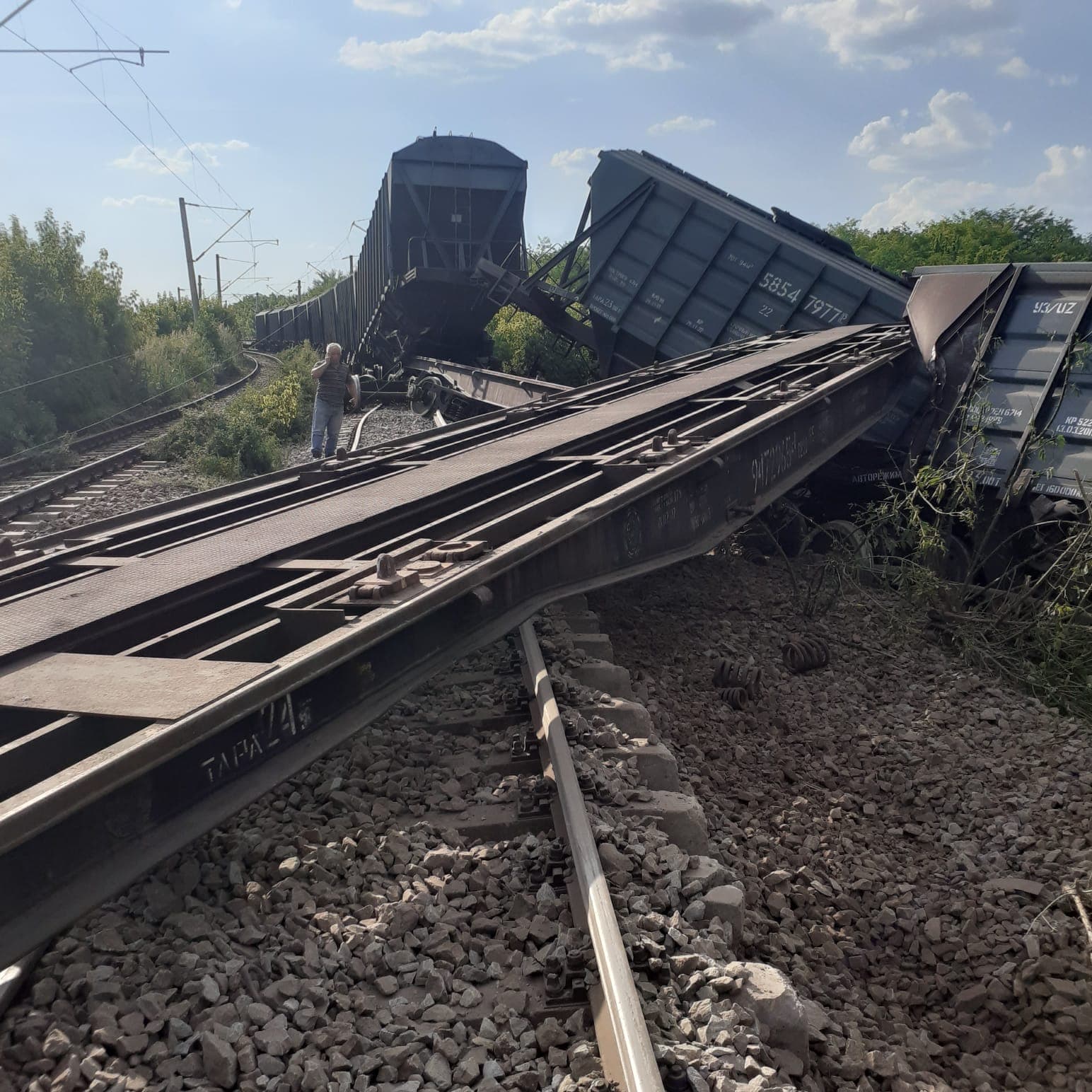 FOTO 11 vagoane ale unui tren de marfă au deraiat. Circulația pe ruta Pașcani-Iași a fost oprită