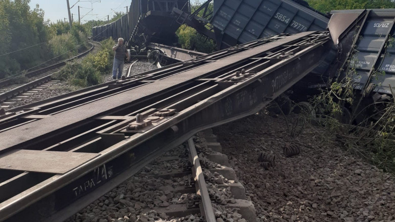 11 vagoane ale unui tren privat de marfă au deraiat.