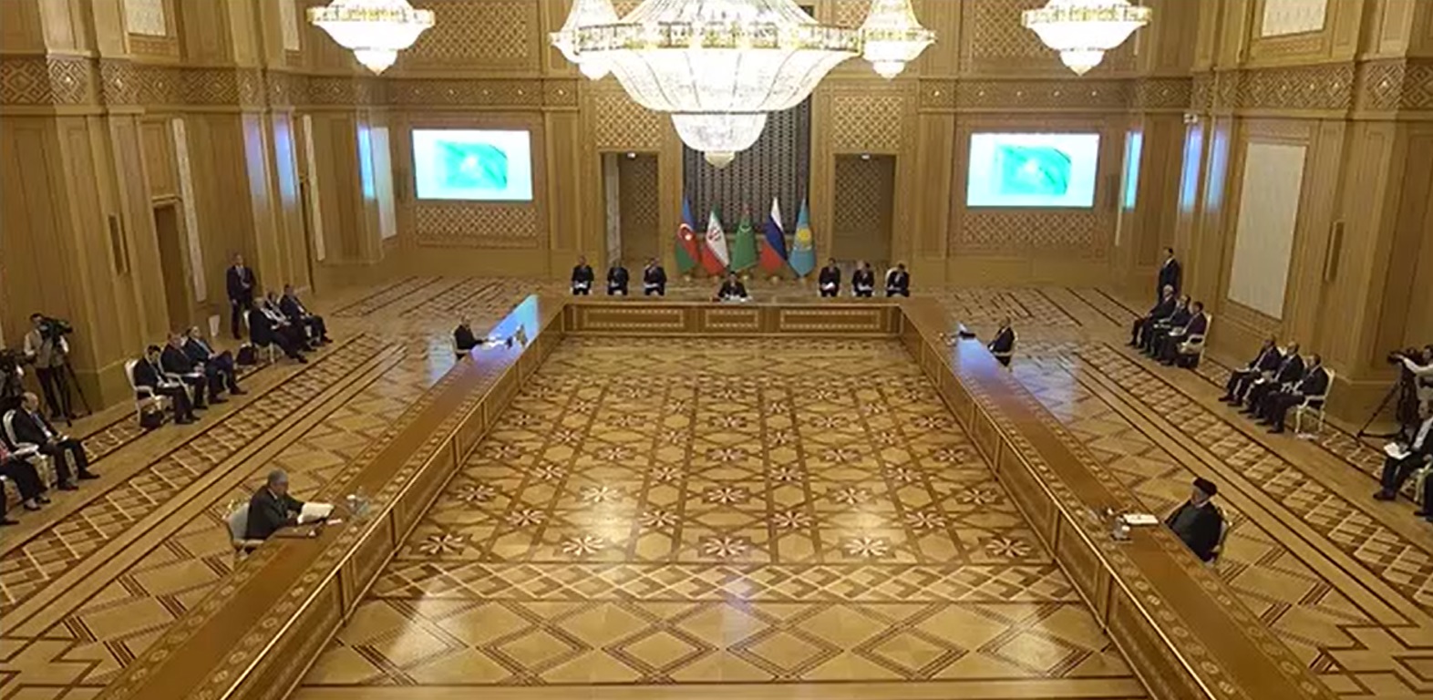 VIDEO Summit-ul NATO vs summit-ul lui Putin. Masa uriașă, aproape goală, la care a stat președintele rus