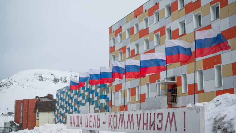 steaguri rusești în Barentsburg în arhipelagul norvegian Svalbard