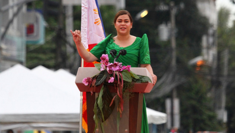 Sara Duterte, îmbrăcată în verde, la un podium cu steagul filipinelor în spate, depune jurământul de vicepreședintă