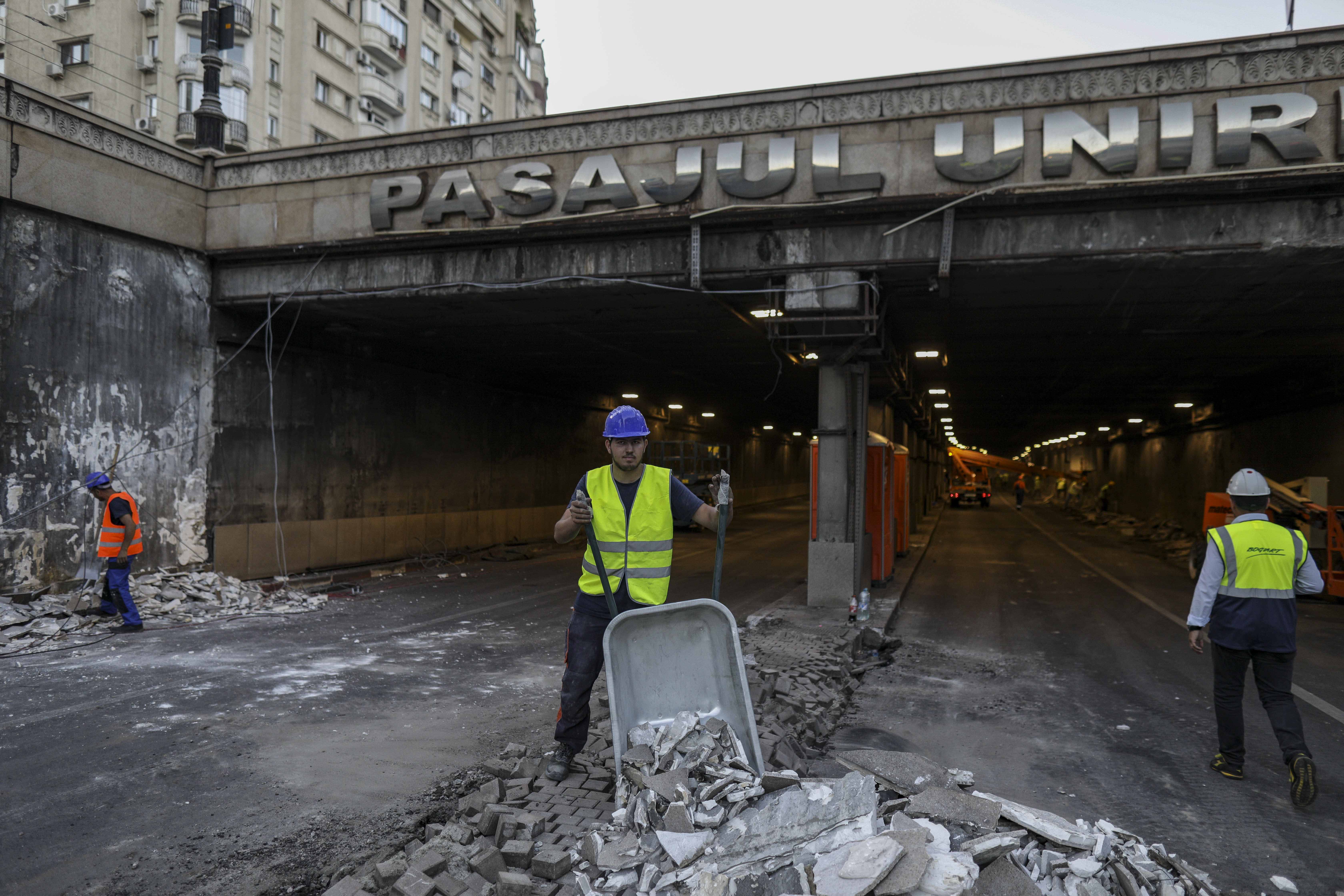 VIDEO & FOTO Pasajul Unirii, cel mai circulat din București, a fost închis. „Categoric o să fie dezastru”
