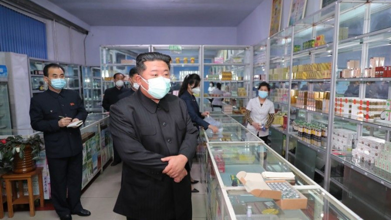 Kim Jong-un într-o farmacie, purtând mască de protecție