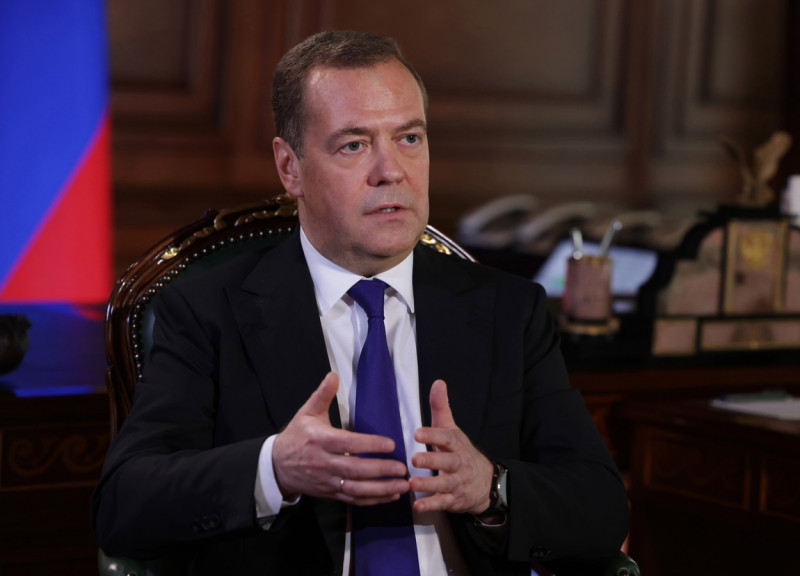 Dmitri Medvedev gesticulează
