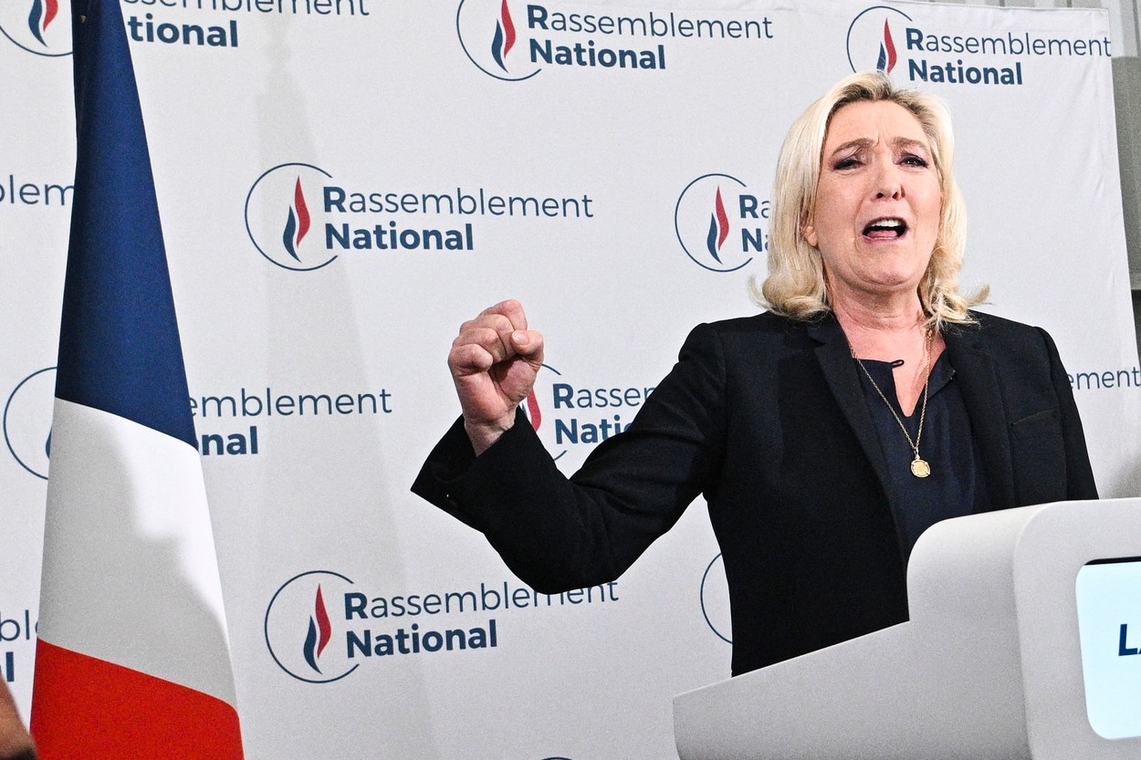 Extrema dreaptă franceză obține un scor istoric în alegeri. Partidul lui Le Pen va avea de 11 ori mai mulți parlamentari