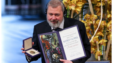 Dmitri Muratov și medalia pentru Premiul Nobel pentru Pace