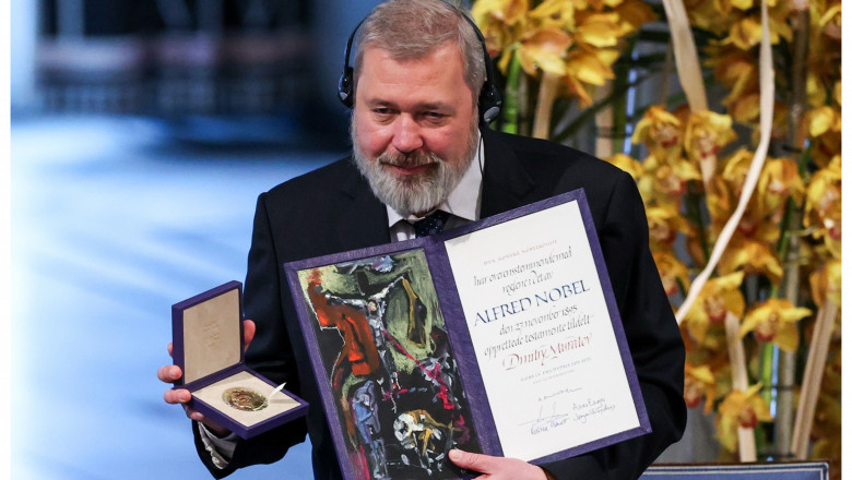 Dmitri Muratov și medalia pentru Premiul Nobel pentru Pace