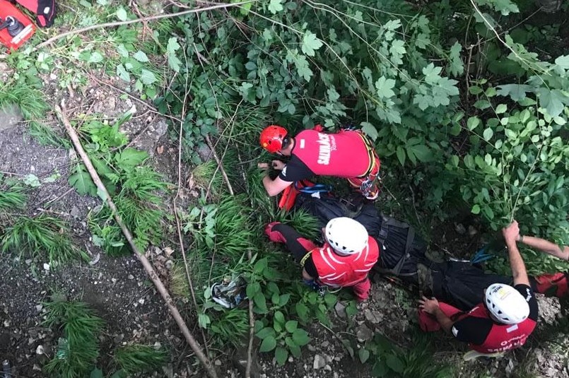 O tânără de 24 de ani a murit după ce s-ar fi aruncat într-o prăpastie, în Sinaia. Prietenul femeii a anunțat Poliția
