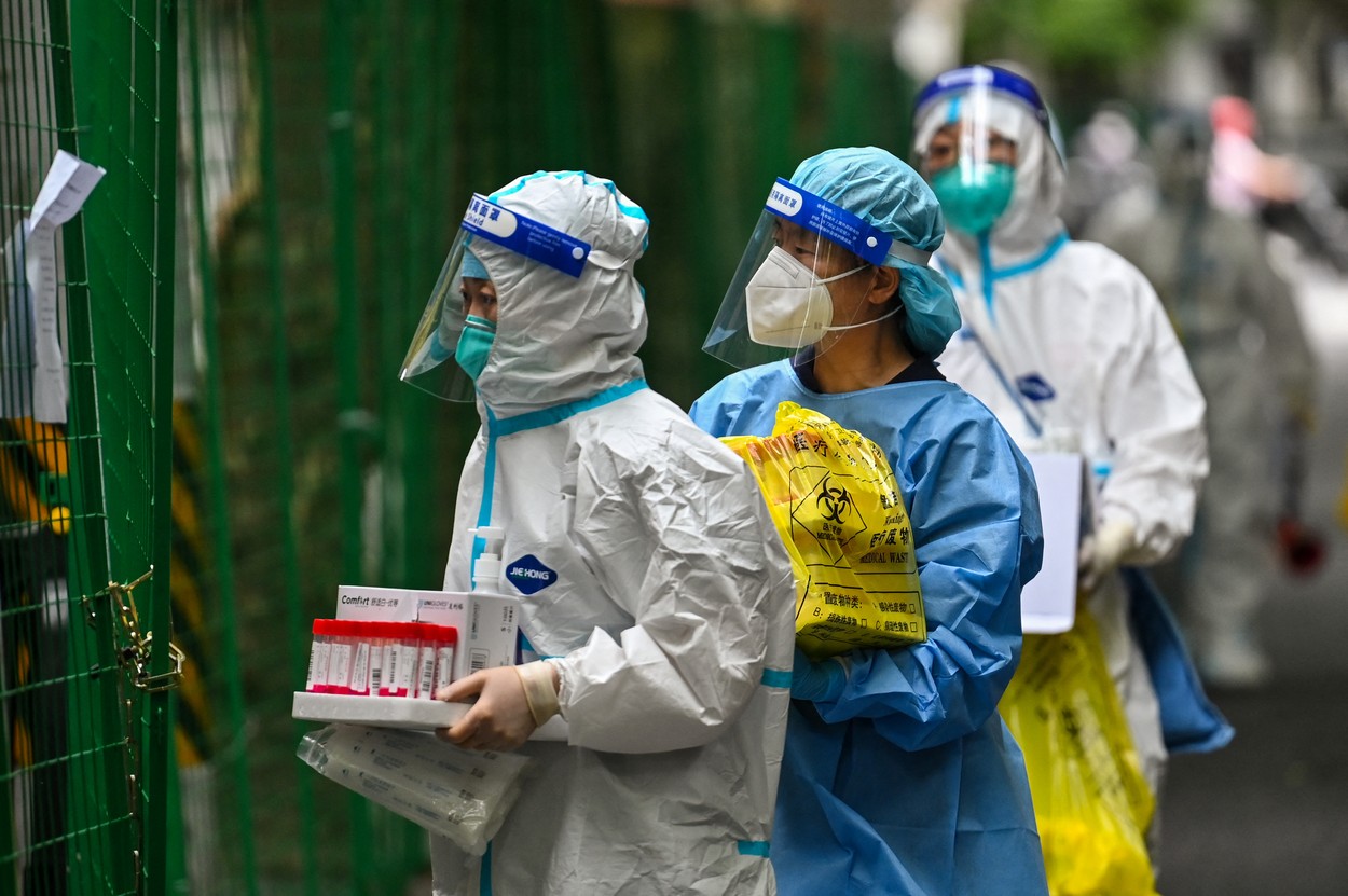 Testarea PCR la scară largă generează o cantitate imensă de deşeuri medicale în China. „Este de o amploare aproape fără precedent”