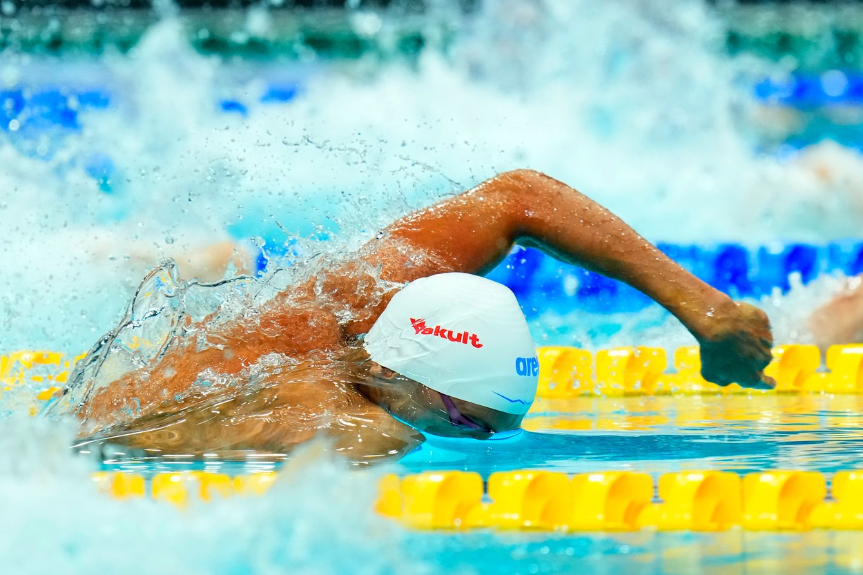 David Popovici s-a calificat cu cel mai bun timp în semifinale la 100 de metri înot liber, la Campionatul Mondial de la Budapesta