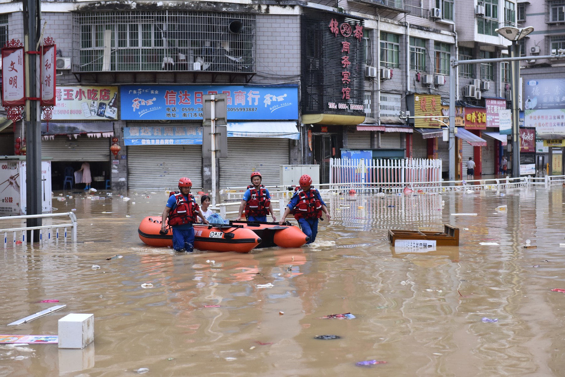 China se confruntă cu cele mai intense ploi din ultimii 60 de ani. Inundațiile au provocat daune de peste un sfert de milion de dolari