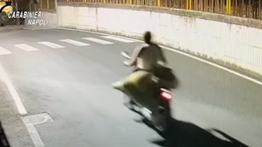 barbat cu scuterul