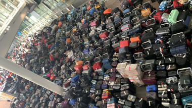 Mormane de bagaje pe aeroportul Heathrow.