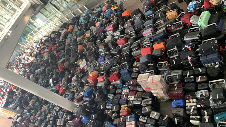 Mormane de bagaje pe aeroportul Heathrow.