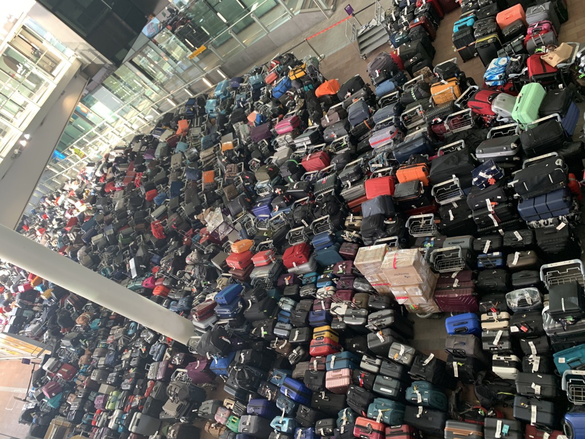 Mormanele de bagaje sunt tot mai mari pe aeroportul Heathrow din Londra, deși pasagerilor li s-a spus că se va rezolva în două zile
