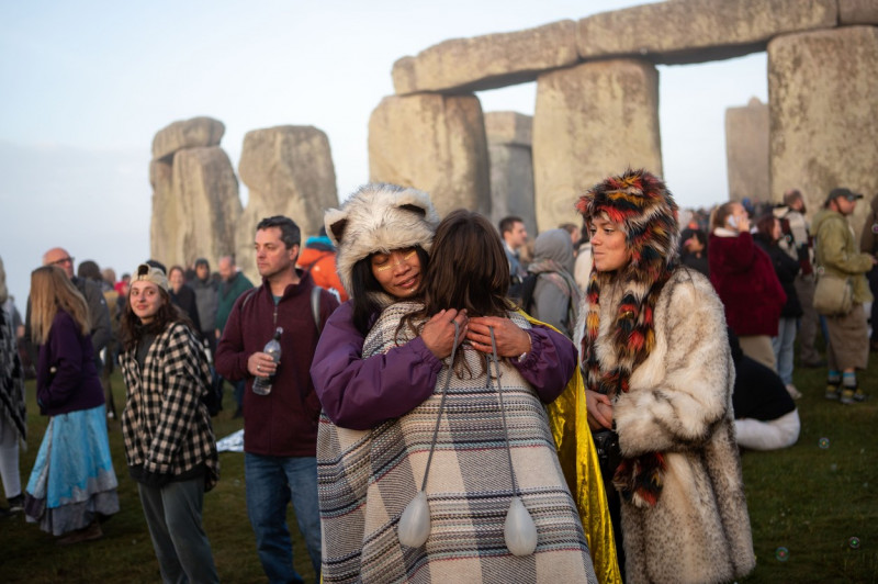 Mii de oameni s-au adunat la Stonehenge pentru a sărbători solstiţiul de vară