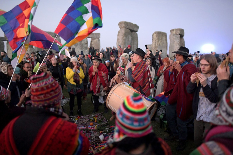 Mii de oameni s-au adunat la Stonehenge pentru a sărbători solstiţiul de vară