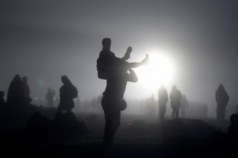 Mii de oameni s-au adunat la Stonehenge pentru a sărbători solstiţiul de vară