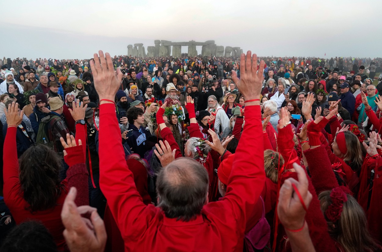 FOTO Mii de oameni s-au adunat la Stonehenge pentru a sărbători solstiţiul de vară