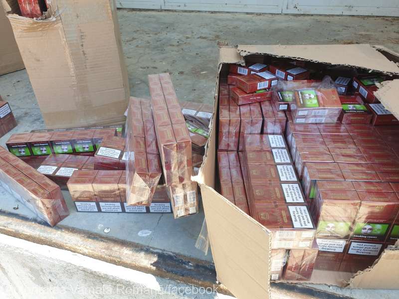 FOTO. Ţigări în valoare de 252.000 euro descoperite într-un TIR încărcat cu produse metalurgice