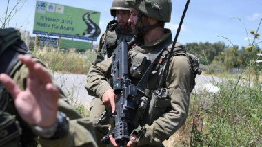 Militari israelieni cu arme.