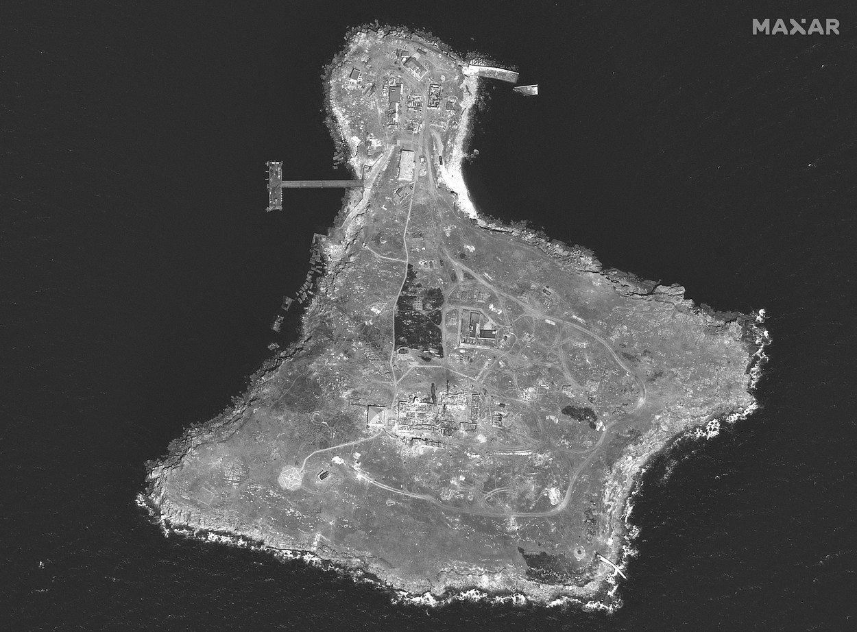 Imagini din satelit arată distrugerile provocate de atacul ucrainean asupra garnizoanei ruse din Insula Șerpilor