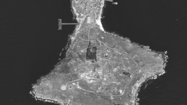Imagini din satelit arată distrugerile provocate de atacul ucrainean asupra garnizoanei ruse din Insula ȘerpilorImagini din satelit arată distrugerile provocate de atacul ucrainean asupra garnizoanei ruse din Insula Șerpilor
