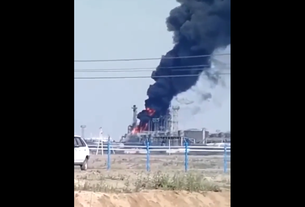 Momentul în care o rafinărie de petrol din Rusia, aproape de granița cu Ucraina, e lovită de o dronă