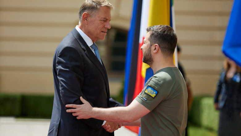 Iohannis dă mână cu Zelenski la Kiev