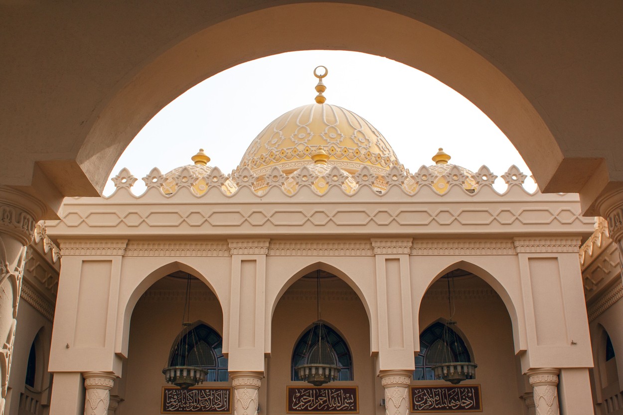 Trei egipteni, arestaţi din cauza unui cântec filmat într-o moschee. Ei ar fi acuzaţi de „terorism” şi „difuzare de informaţii false”