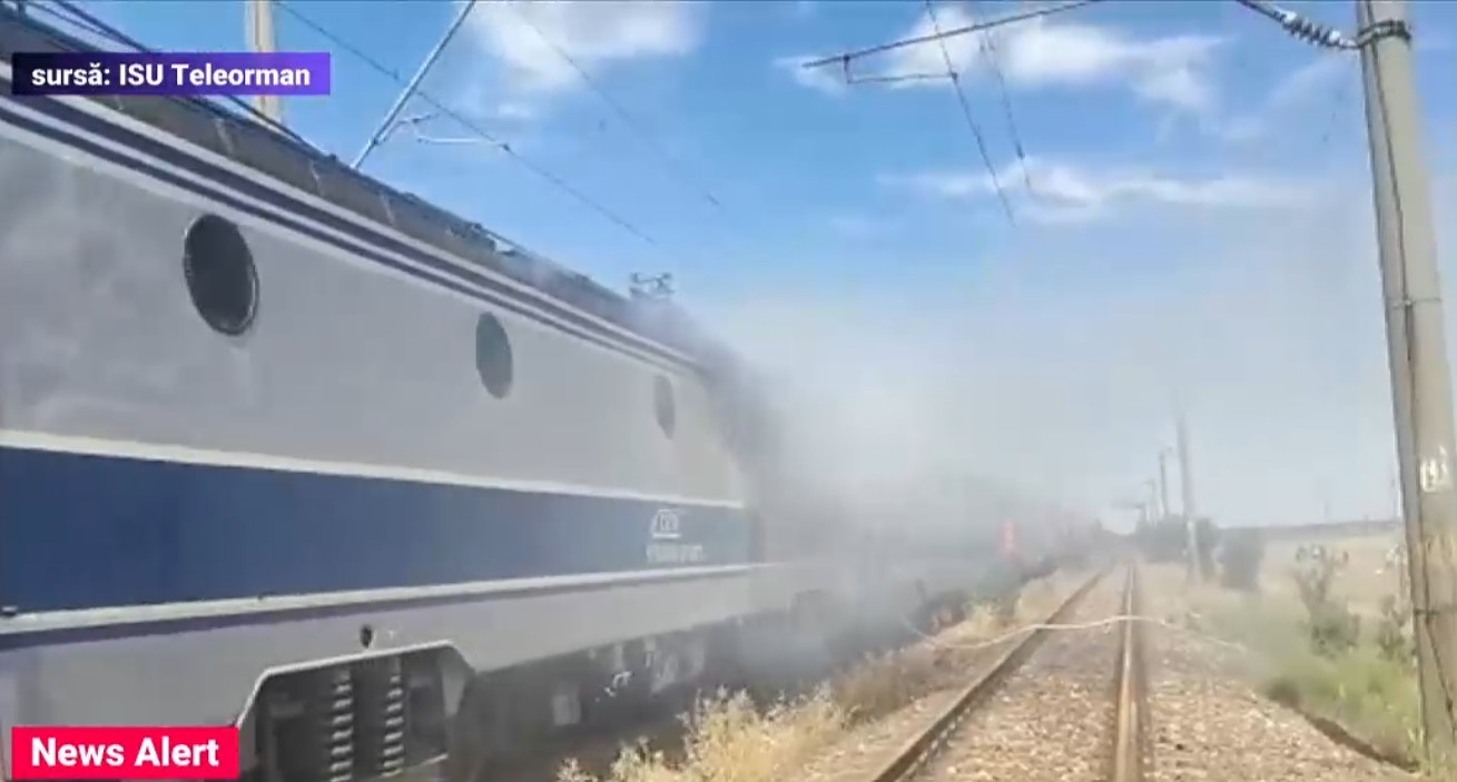 VIDEO Locomotiva unui tren a luat foc, în județul Teleorman. 250 de călători au fost evacuați
