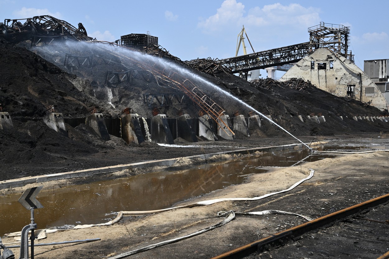 Două mari terminale pentru stocarea cerealelor au fost lovite de bombardamentele armatei ruse în portul Nikolaev