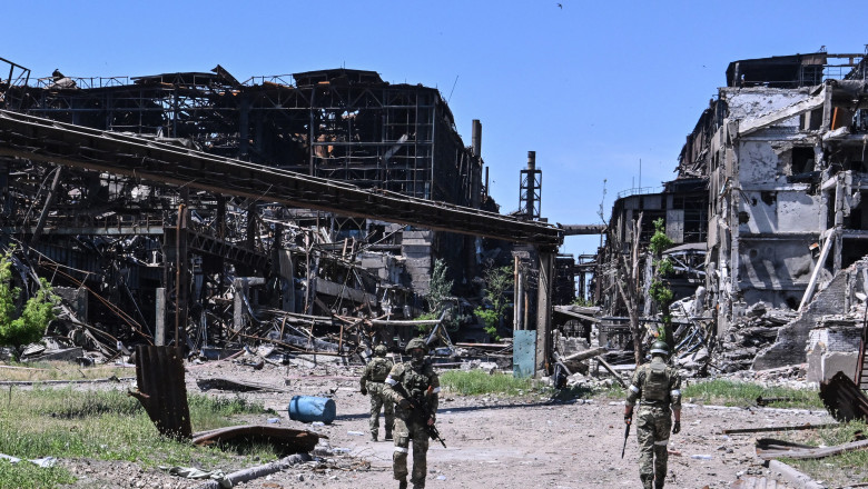 Militari ruși patrulează în incinta fostei uzine Azovstal