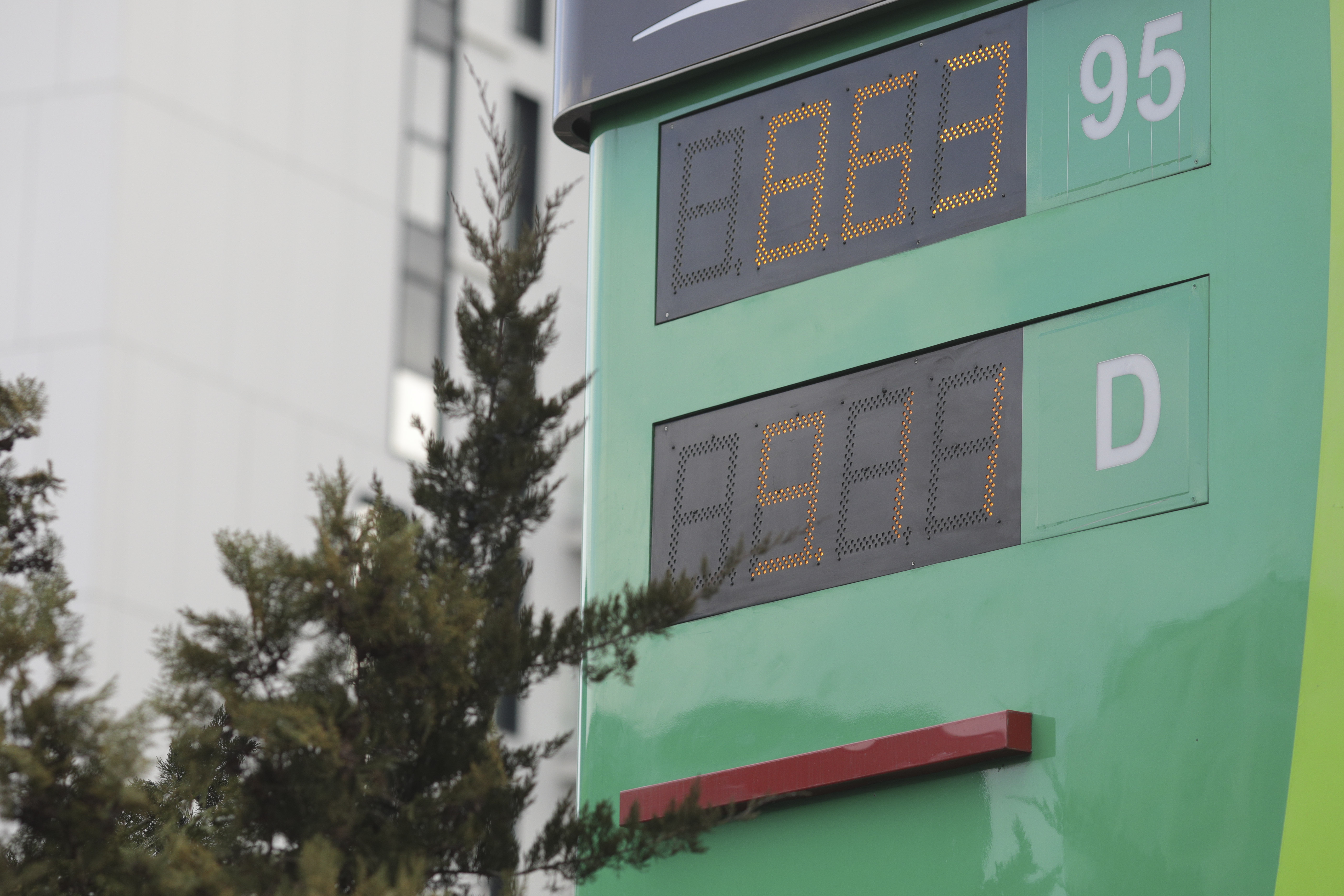 Iohannis: E ușor de umblat la acciza la carburanți dacă vrei să o crești. Nu e posibil să plafonezi prețul direct