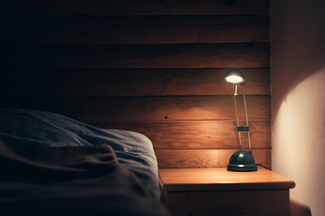 STUDIU: Somnul cu o sursa de lumina in camera ingrasa si creste riscul unor afectiuni grave
